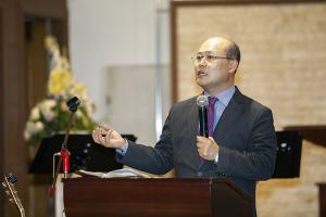  금요찬양집회 'The Call'