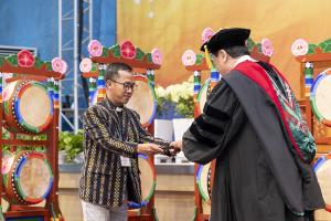  하계대성회 셋째날 해외 아카데미 수료식