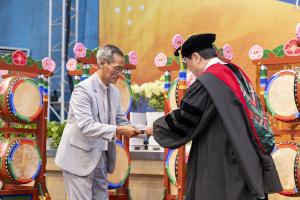  하계대성회 셋째날 해외 아카데미 수료식